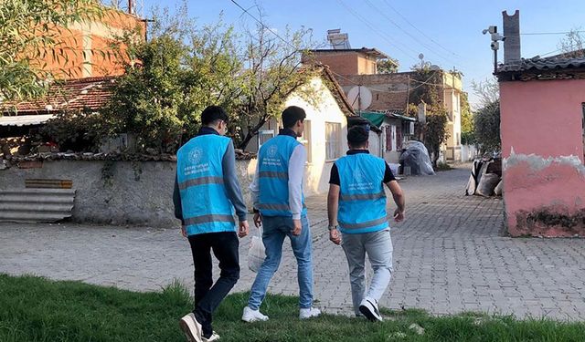 Aydınlı gençler ihtiyaç sahiplerine her gün yemek götürüyor