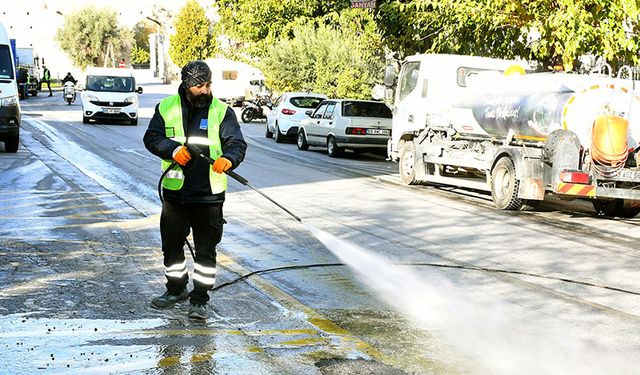 Kuşadası Belediyesi’nden detaylı temizlik çalışması