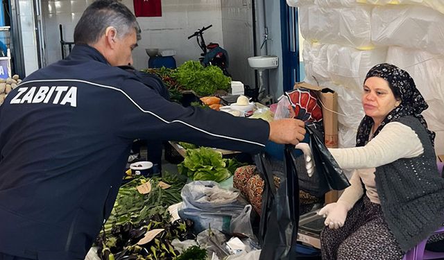 Zabıta ekiplerinden pazarcı esnafına çöp poşeti desteği