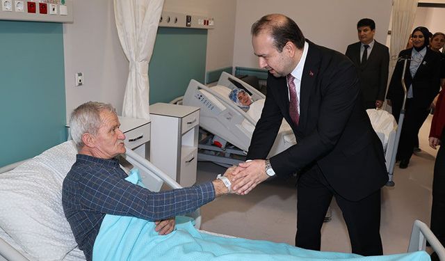 Müdür Şenkul, Şehir Hastanesi'nde hastaları ziyaret etti