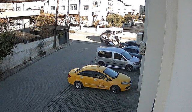 Minibüs, önce motosiklete ardından park halindeki araçlara çarptı