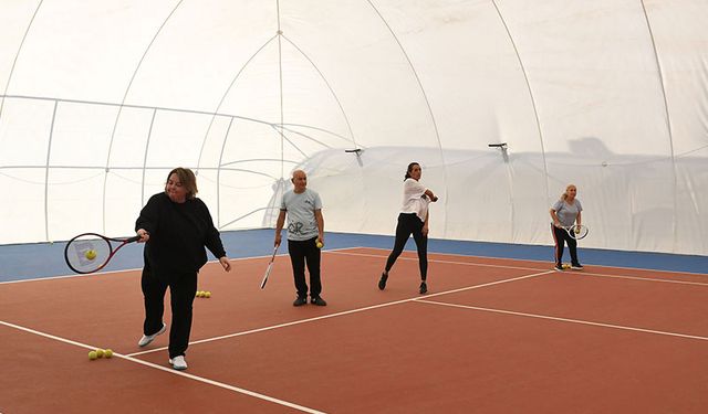Kuşadası’nda raketler bu kez emeklilerin elinde