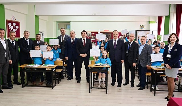 Öğrencilerin karnelerini Vali Canbolat verdi