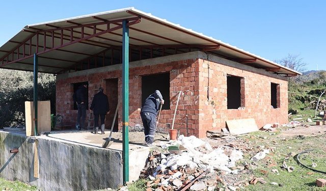 Koçarlı'da yangında zarar gören ev yeniden inşa ediliyor