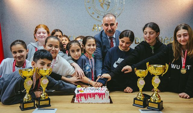 Şampiyonluk pastasını birlikte kestiler