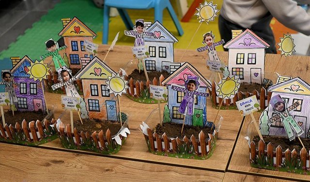 Kuşadası’nda minik eller tasarladıkları evlerin bahçesine tohum ekti
