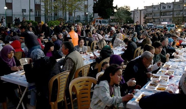 Kuşadası Belediyesi'nden ramazan ayı boyunca iftar yemeği