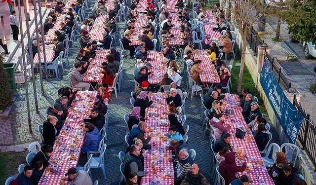Davutlar’da oruçlar Kuşadası Belediyesi’nin iftar sofrasında açıldı