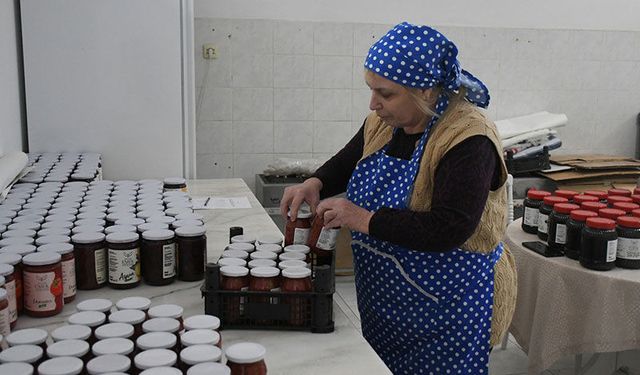 Kuşadalı kadınların el emeği ada market raflarında değerleniyor