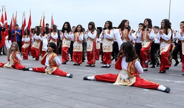 Kuşadası’nda 23 Nisan coşkuyla kutlandı