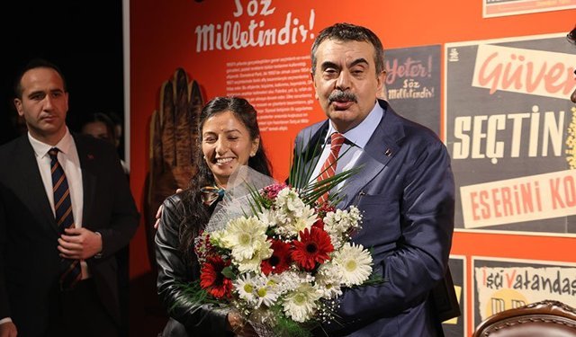 Bakan Tekin’den, Fadime öğretmene doğum günü sürprizi