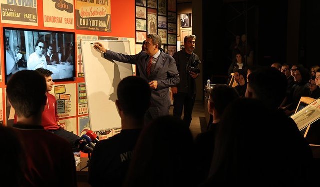 Bakan Tekin'den Aydın'da 'Demokrasi ve Însan' dersi