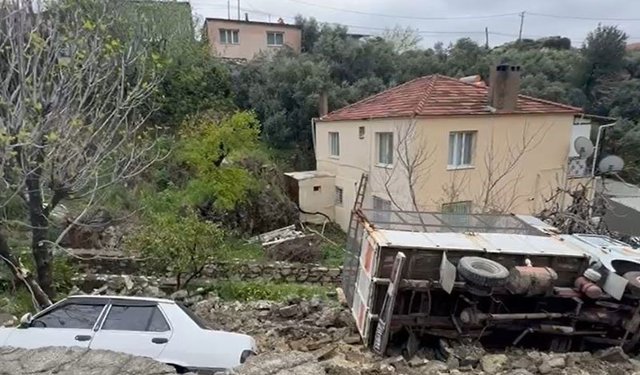 Söke’de yol çöktü, araçlar zarar gördü