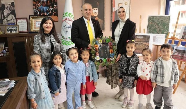 Başkan Kaya minik öğrencileri belediyede ağırladı