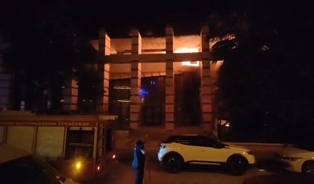 Kuşadası'nda eski PTT binasında yangın