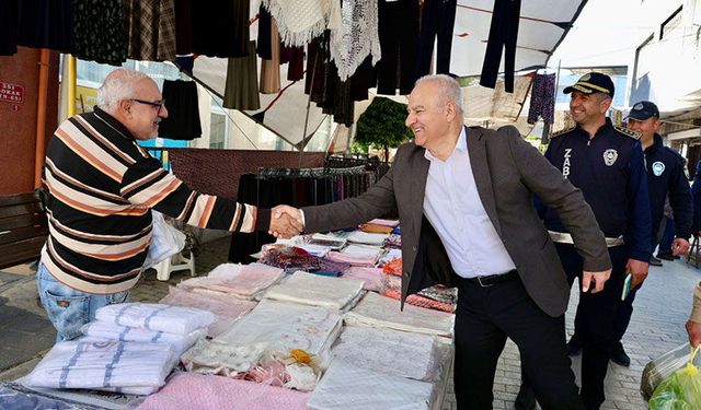 Başkan Kıvrak güne semt pazarında hemşehrileriyle başladı