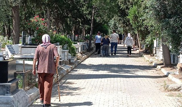Nazilli'de arife günü mezarlıklara ziyaretçi akını