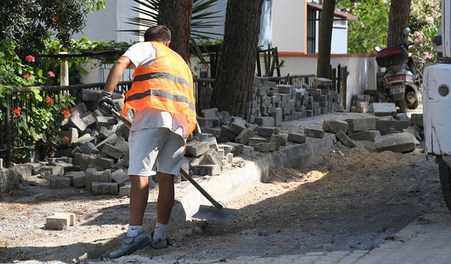 Kuşadası Belediyesi yol yapım çalışmalarına devam ediyor