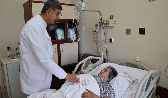 67 yaşındaki kadının karnından devasa kitle çıktı