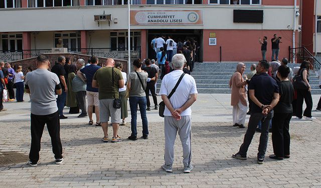Öğrenciler sınavda, veliler dışarıda ter döktü