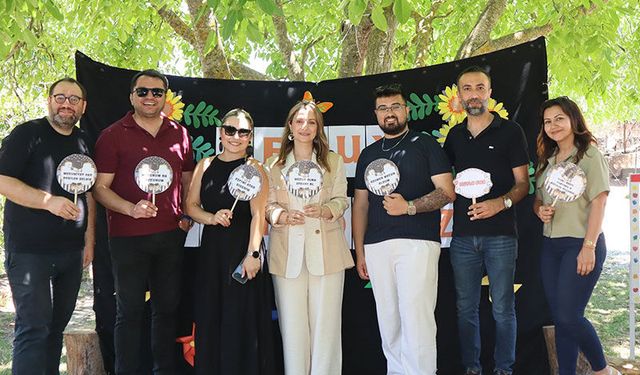 Tek öğretmenli okulun öğrencileri mezuniyet sevinci yaşadı