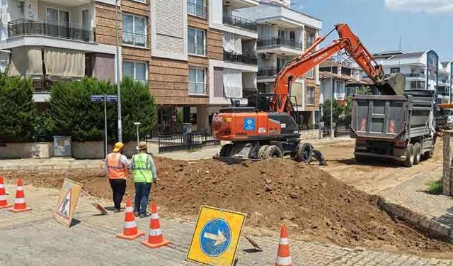 Efeler’de yol yenileme çalışması