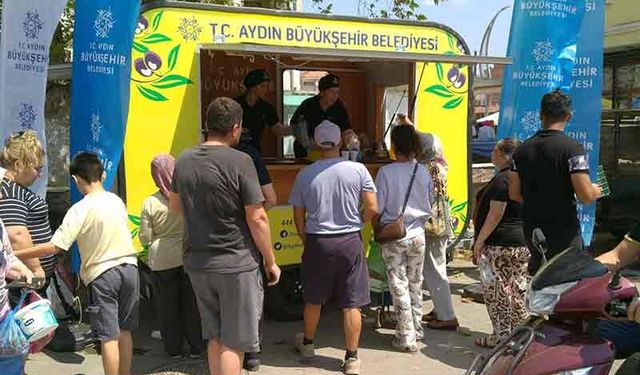 Büyükşehir’den vatandaşlara limonata ikramı
