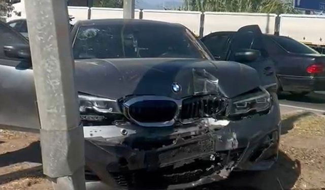 Otomobil aydınlatma direğine çarptı