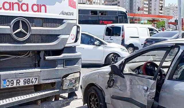 Beton mikseri ile otomobil çarpıştı