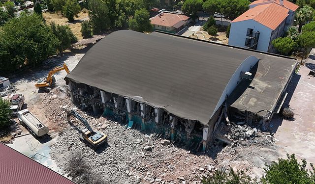 65 yıllık spor salonunda yıkım çalışmaları başladı