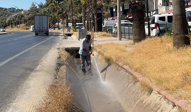Kuşadası Belediyesi temizlik çalışmalarını sürdürüyor