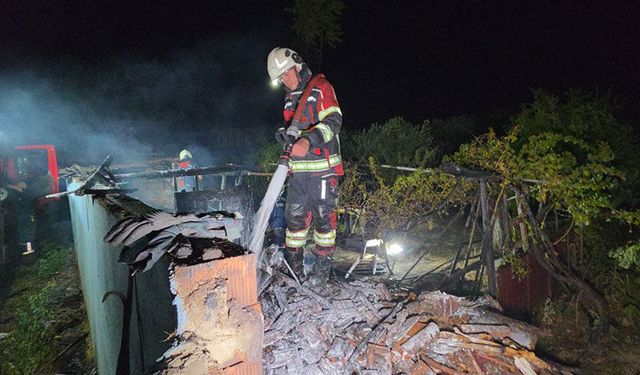 Odunlukta çıkan yangın eve sıçradı