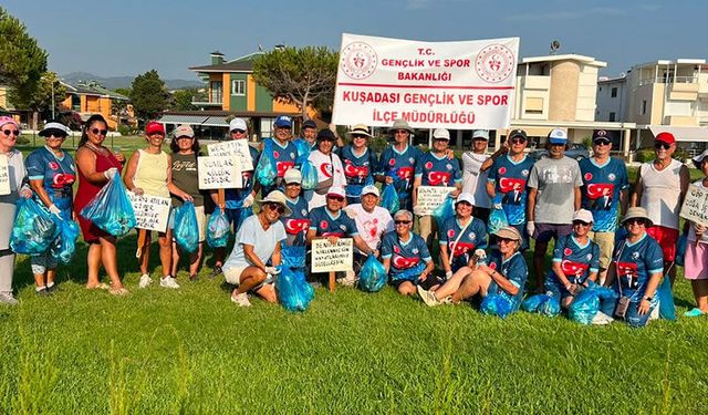 Kuşadası'nda sabah sporu sonrası çevre temizliği