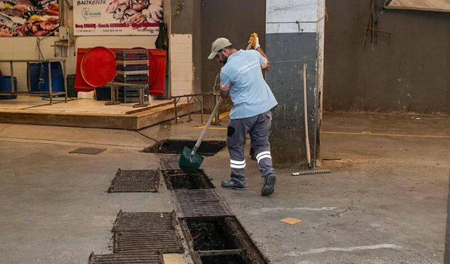 Kuşadası Kapalı Pazar Yerinde kapsamlı temizlik