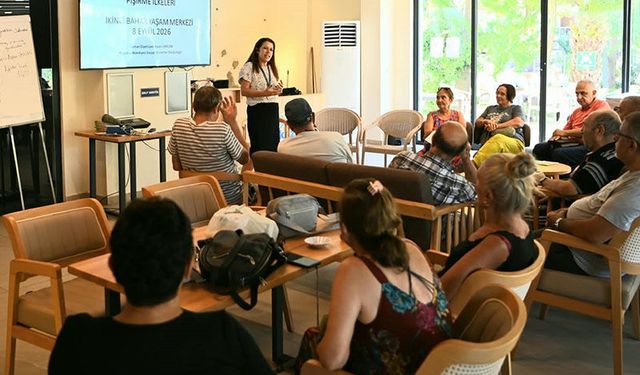 Kuşadası'nda yaşlı çınarlara sağlıklı gıda tüketimi anlatıldı