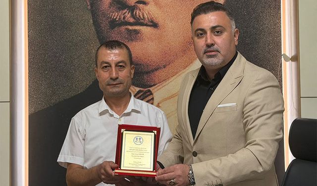 Serhan Avşar’dan yılın ahisine plaket