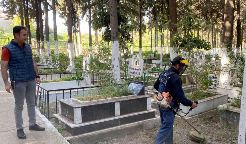 Kuşadası’nda mezarlıklar bayram ziyaretine hazır