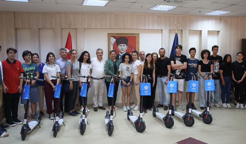 Başkan Çerçioğlu gençlere ödüllerini verdi