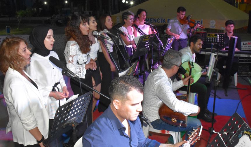 Germencik Halk Eğitim Merkezi kursiyerleri konser verdi