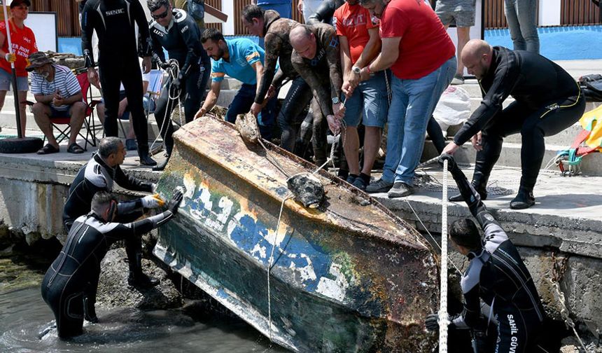 Dalgıçlar denizden 5 metrelik batık tekne çıkardı