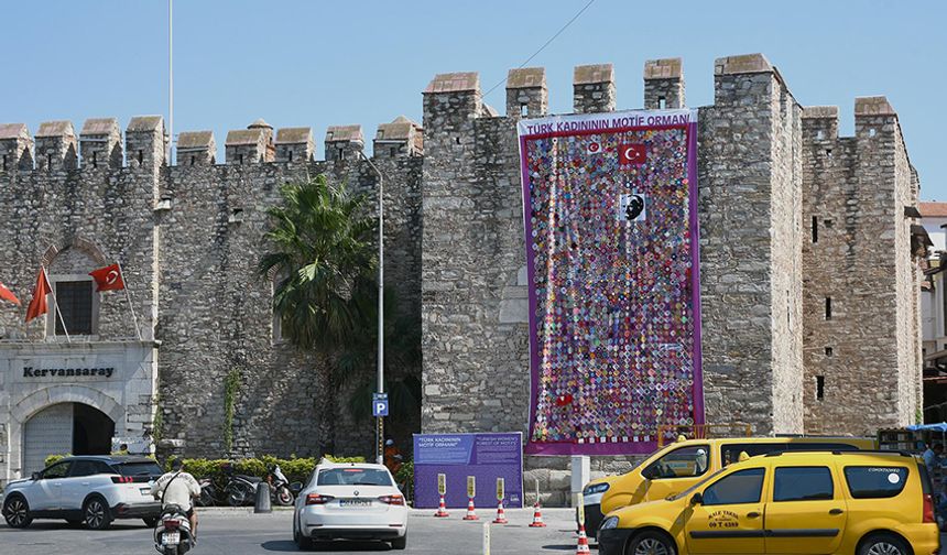 Türk kadınlarının motifleri tarihi kervansarayı süsledi
