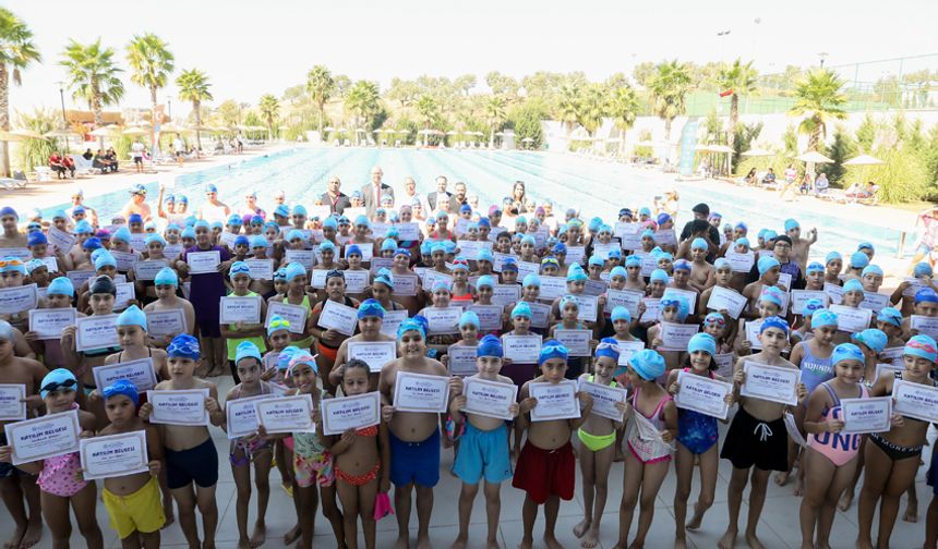 Büyükşehir Belediyesinin kurslarında çocuklar yüzme öğrendi