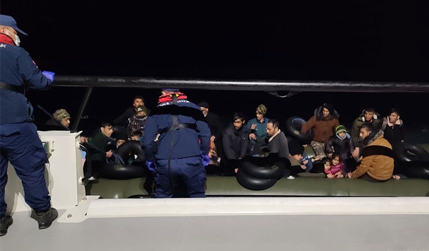 Kuşadası açıklarında 56 düzensiz göçmen kurtarıldı