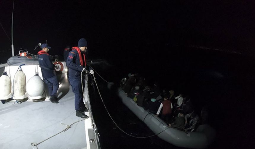 Kuşadası açıklarına itilen 24 düzensiz göçmen kurtarıldı
