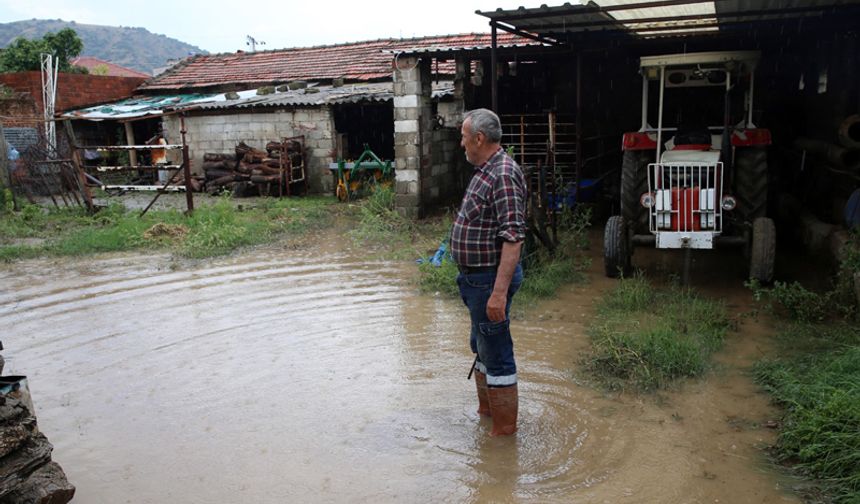 Aydın’da evleri su bastı, yollarda çökme meydana geldi