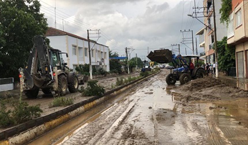 Bozdoğan ve Yenipazar'da dereler taştı