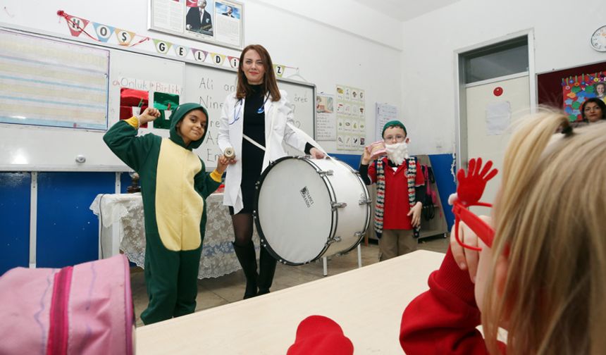 Sabiha öğretmen, öğrencilerini kostümlü oyunlarla eğitiyor
