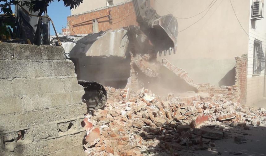 Nazilli’de 4 metruk bina yıkıldı