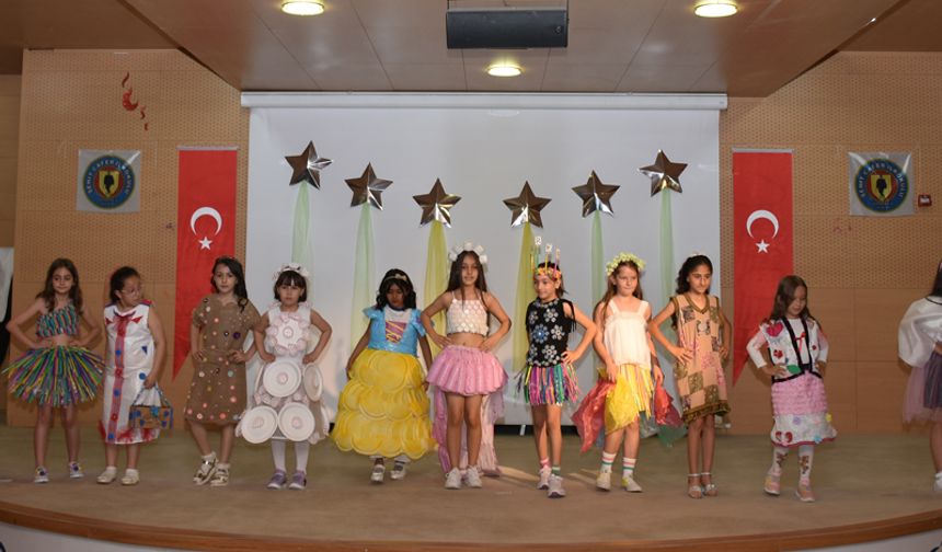 Aydın'da ilkokul öğrencileri atıklardan yaptıkları kıyafetlerle podyuma çıktı