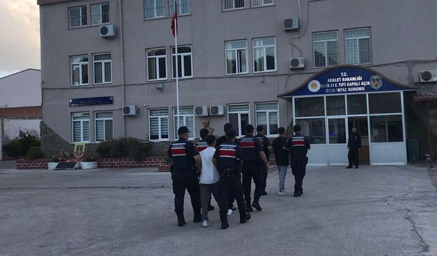 Aydın'da uyuşturucu ele geçirilen araçtaki 3 şüpheli tutuklandı